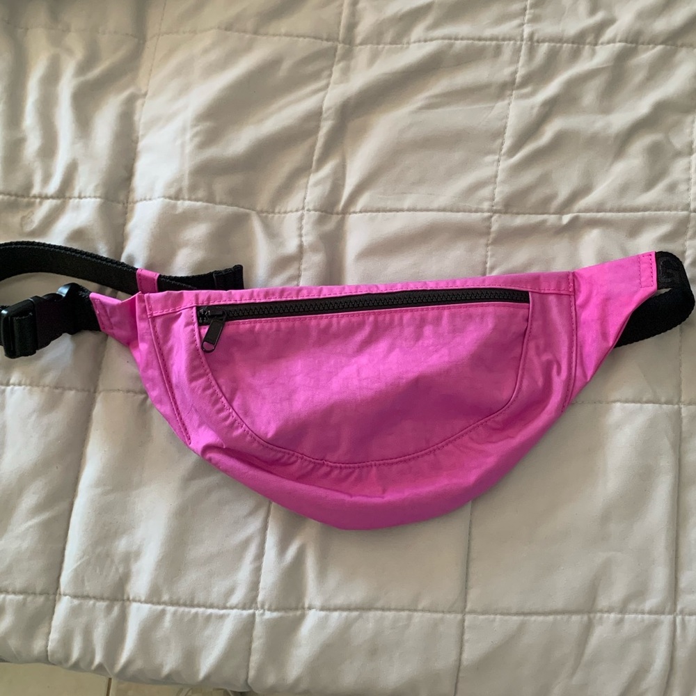 BAGGU crescent Fanny pack